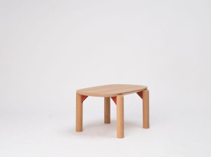 Деревянный круглый низкий журнальный столик