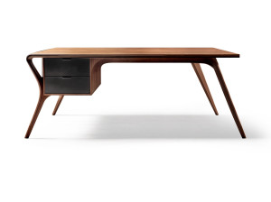 Деревянный прямоугольный стол с ящиками