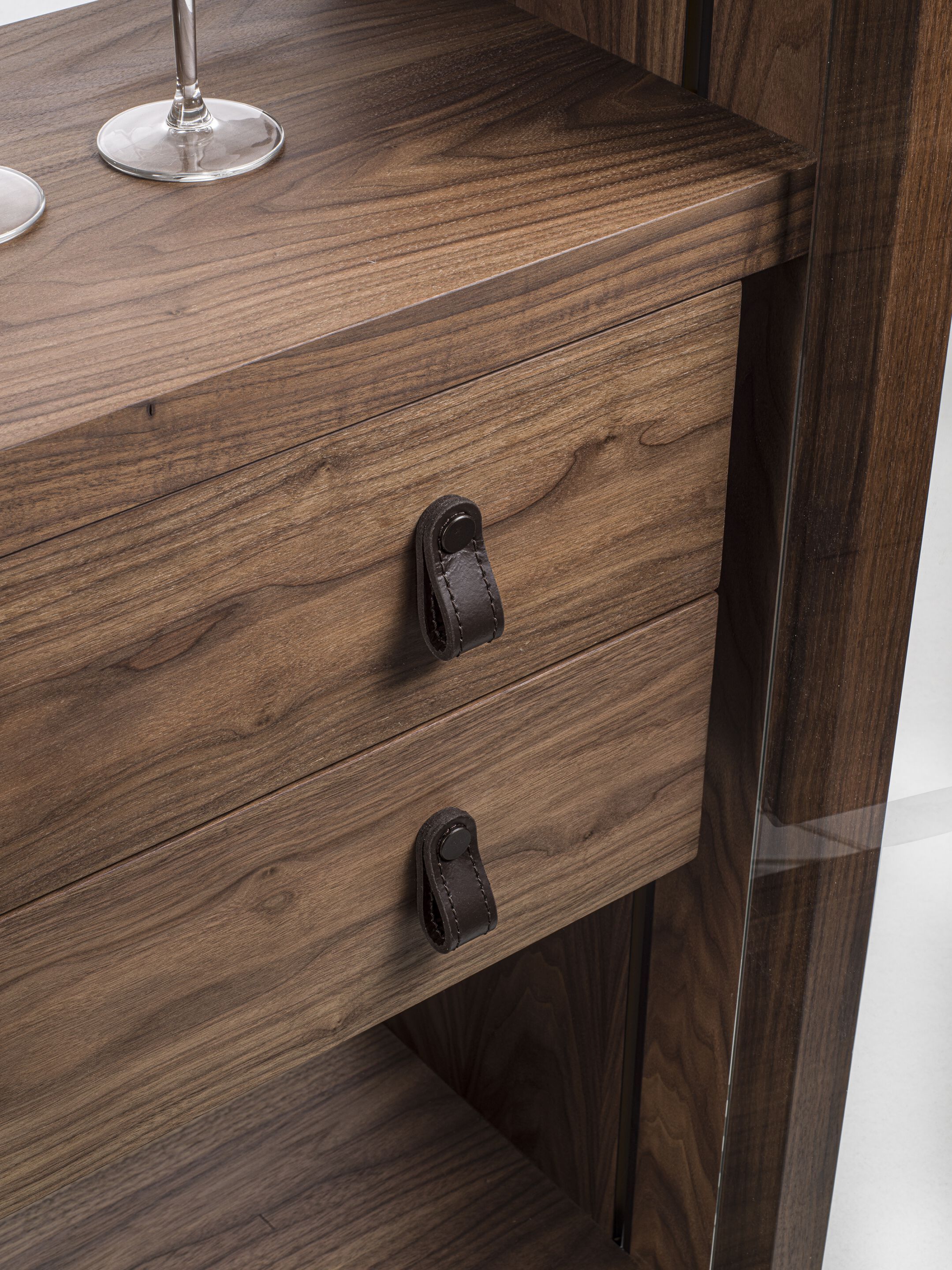 Витрина из массива дерева и планки со стеклянной спинкой Riva 1920 REFLEX ARCH-00050571 - Вид №2