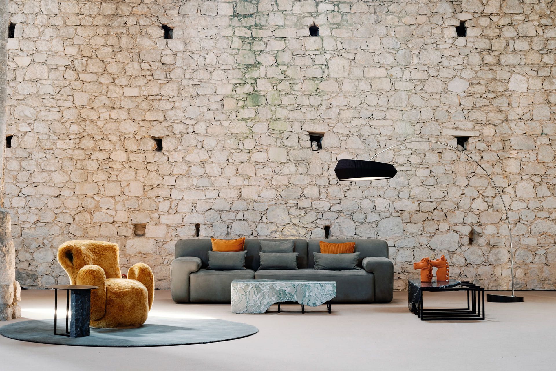 Журнальный столик из черного мрамора Marquina и латуни Greenapple AIRE ARCH-00077236 - Вид №10