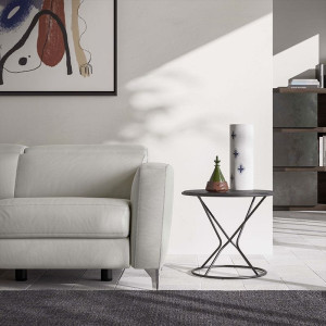 Низкий круглый журнальный столик с лакированной деревянной столешницей