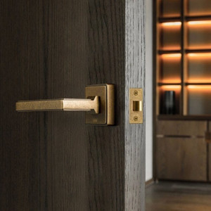 Металлическая ручка на розетке