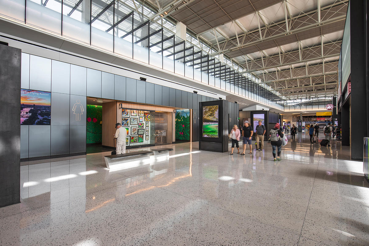 FSRT654 Деталь выравнивающей системы облицовки стен с панелями из вивихромного хромового стекла с промежуточным слоем индивидуального цвета, показанная в конфигурации отражения с отделкой pearlex +, нержавеющая сталь с отделкой каймой и внешний открытый у Forms-surfaces  - Вид №6