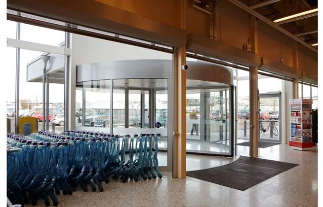 ASSA ABLOY Вращающаяся дверь большой вместимости с тремя секторами Porte automatiche girevoli sun-id-1491804 - Вид №2