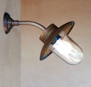 Металлическая наружная настенная лампа