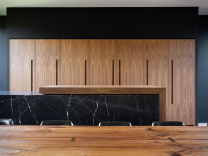 Линейная кухня из ореха Каналетто и остров с раздвижной столешницей