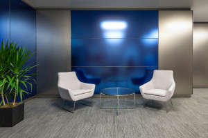 FSRT645 Система обшивки стен Levelr с панелями из вивихромного хромового стекла с прослойкой индивидуального цвета, показанная в конфигурации «отражающий» с отделкой pearlex +, нержавеющая сталь с отделкой «горный хрусталь» и открывающиеся ребра из нержав