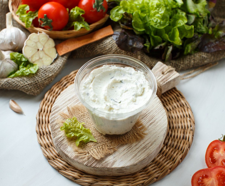 566 Крем творожный с чесноком и зеленью 9% Вкусляндия 