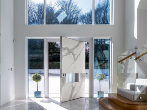 Бронированная дверь с белой ламинированной отделкой statuario