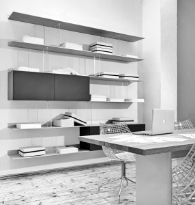 Настенный книжный шкаф из алюминия и дерева