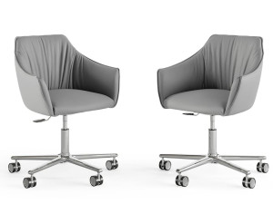 Кожаное кресло с подлокотниками