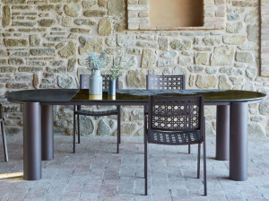 Садовый стол из фаянса и нержавеющей стали