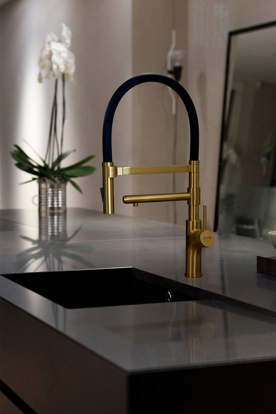 Смеситель ZorG Magnit SZR-1010 BRONZE для кухонной мойки, бронза - Вид №1