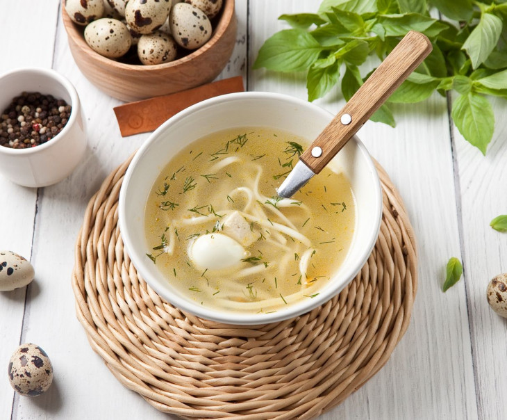 6905 Бульон куриный с домашней лапшой и перепелиным яйцом Вкусляндия 