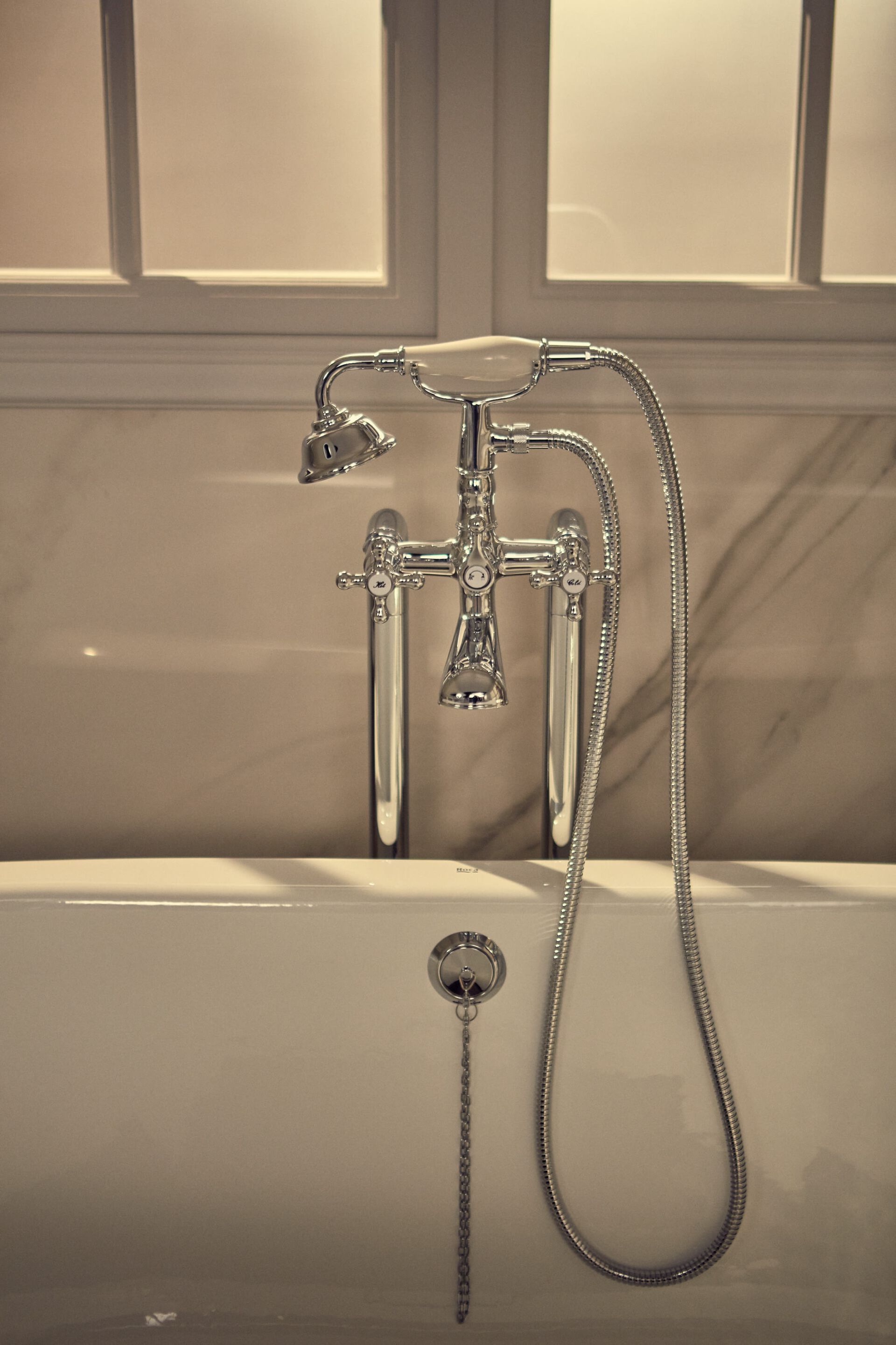 Хромированный латунный напольный смеситель для ванны с ручным душем Roca Carmen ARCH-00056679 - Вид №1