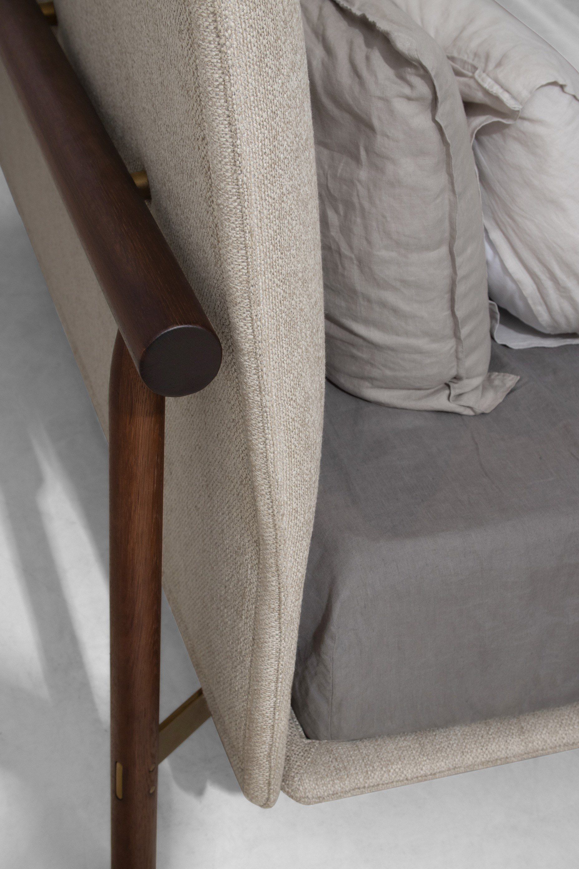 Мягкая кровать из ткани District Eight На ходулях ARCH-00041622 - Вид №6