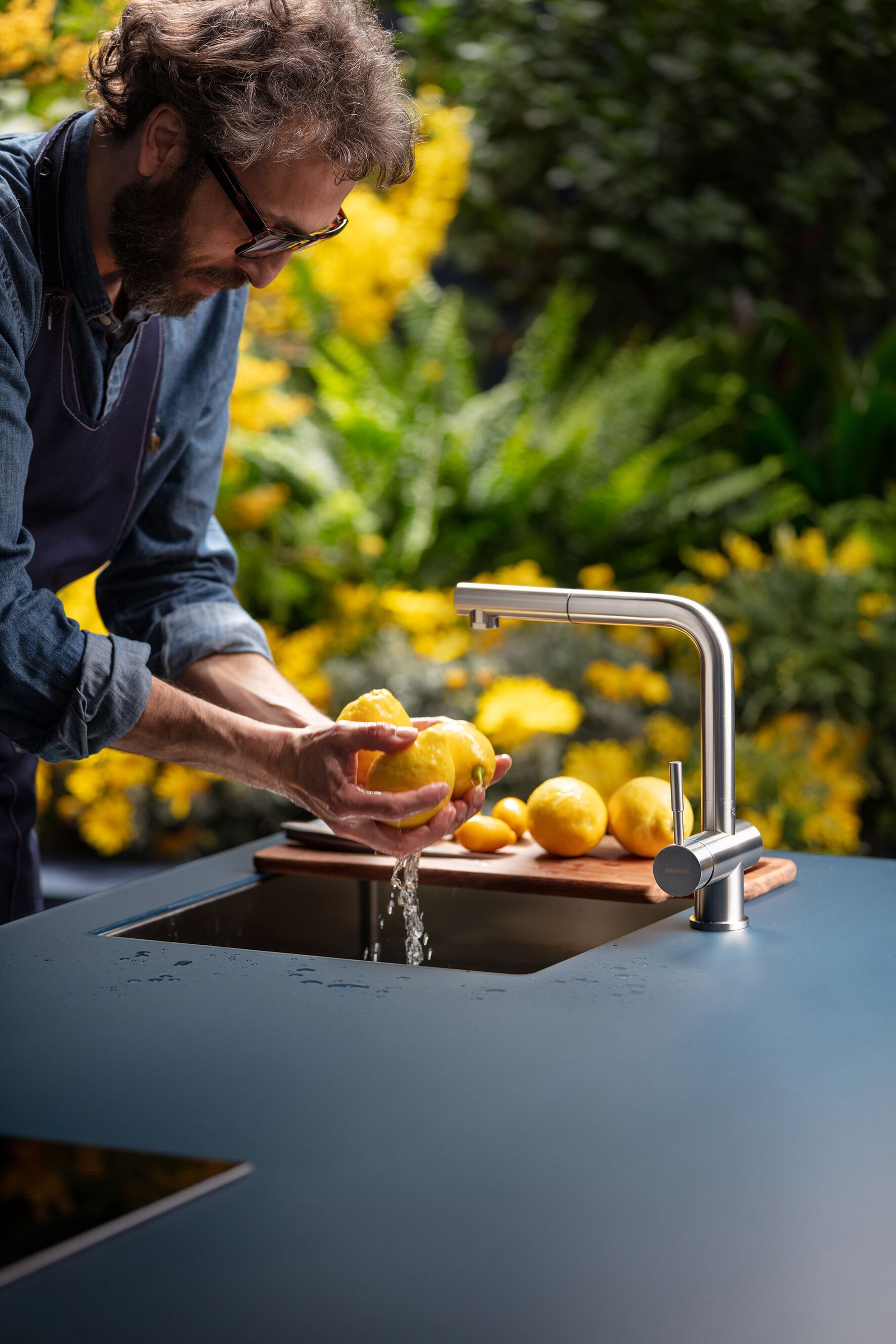 Металлическая мини-кухня с ручками и травленым стеклянным верхом Fantin рамка ARCH-00008461 - Вид №4