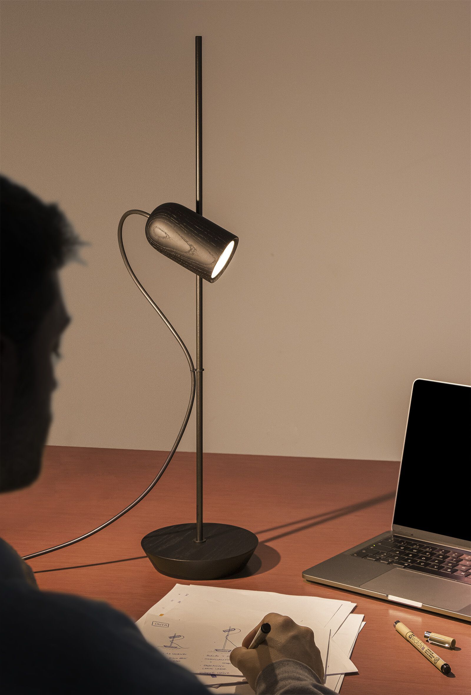 Регулируемая настольная лампа из ясеня NOMON Onfa ARCH-00008189