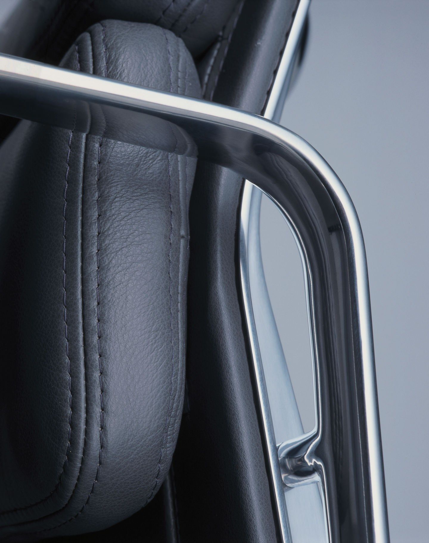 Кожаный стул с подлокотниками VITRA Eames Soft Pad Group ARCH-00088842 - Вид №25