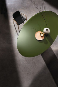 Овальный стол из нержавеющей стали и хрусталя