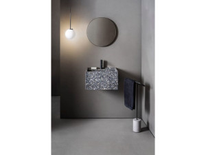 Состав ванной комнаты с раковиной, лампой и держателем для полотенец