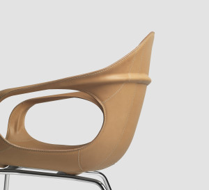 Кожаный стул с подлокотниками