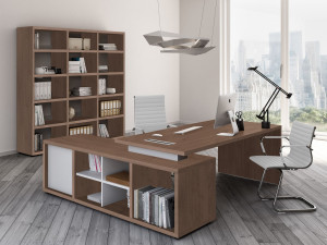 Деревянный стол с ящиками