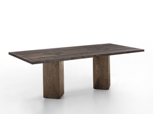 Деревянный обеденный стол