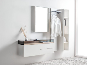 Шкаф от входа до стены