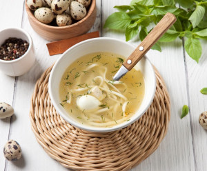 6905 Бульон куриный с домашней лапшой и перепелиным яйцом Вкусляндия