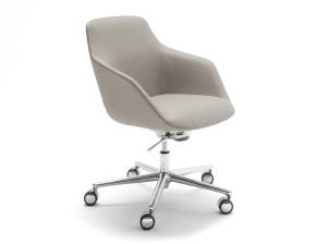 Кожаное офисное кресло с 5 спицами и низкой спинкой