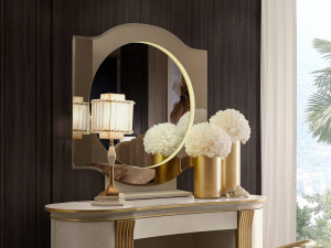 Настенное зеркало в рамке