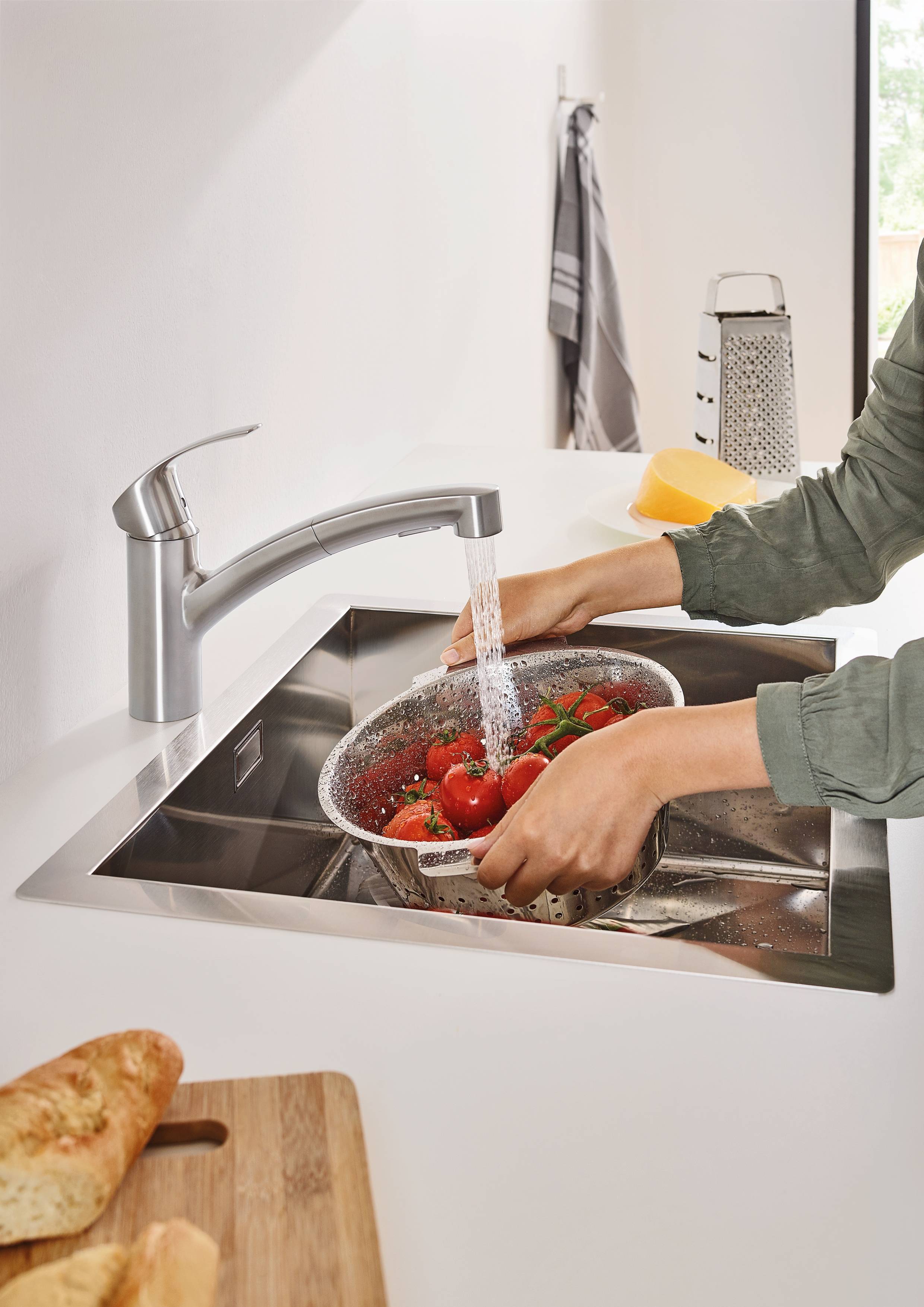 Смеситель для кухни GROHE Eurosmart с выдвижным изливом, низкий излив, суперсталь (30305DC0) - Вид №2