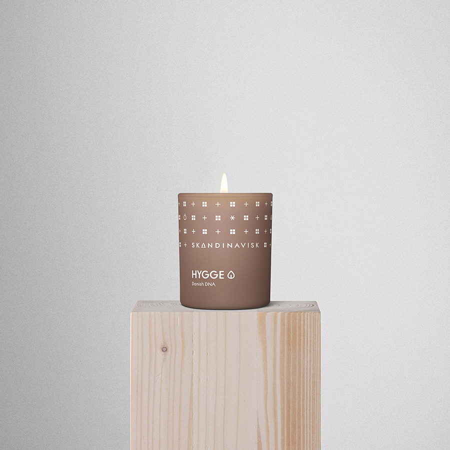 SK20209 Свеча ароматическая hygge с крышкой, 65 г (новая) S K A N D I N A V I S K  - Вид №1
