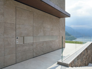 Бронированная входная дверь с каменной облицовкой