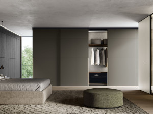 Секционный деревянный шкаф с раздвижными дверями