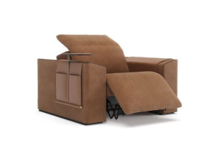 Кожаное кресло с подлокотниками