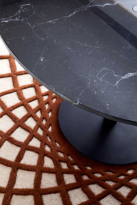 Круглый мраморный стол