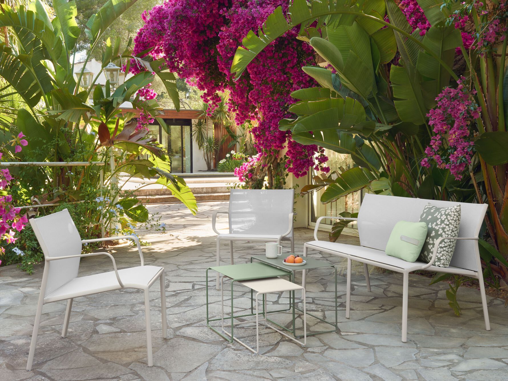 Штабелируемая садовая скамейка Batyline® с подлокотниками Fermob Cadiz ARCH-00010788 - Вид №2