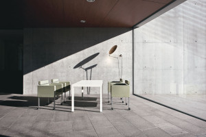 Тканевый стул для конференций с колесами