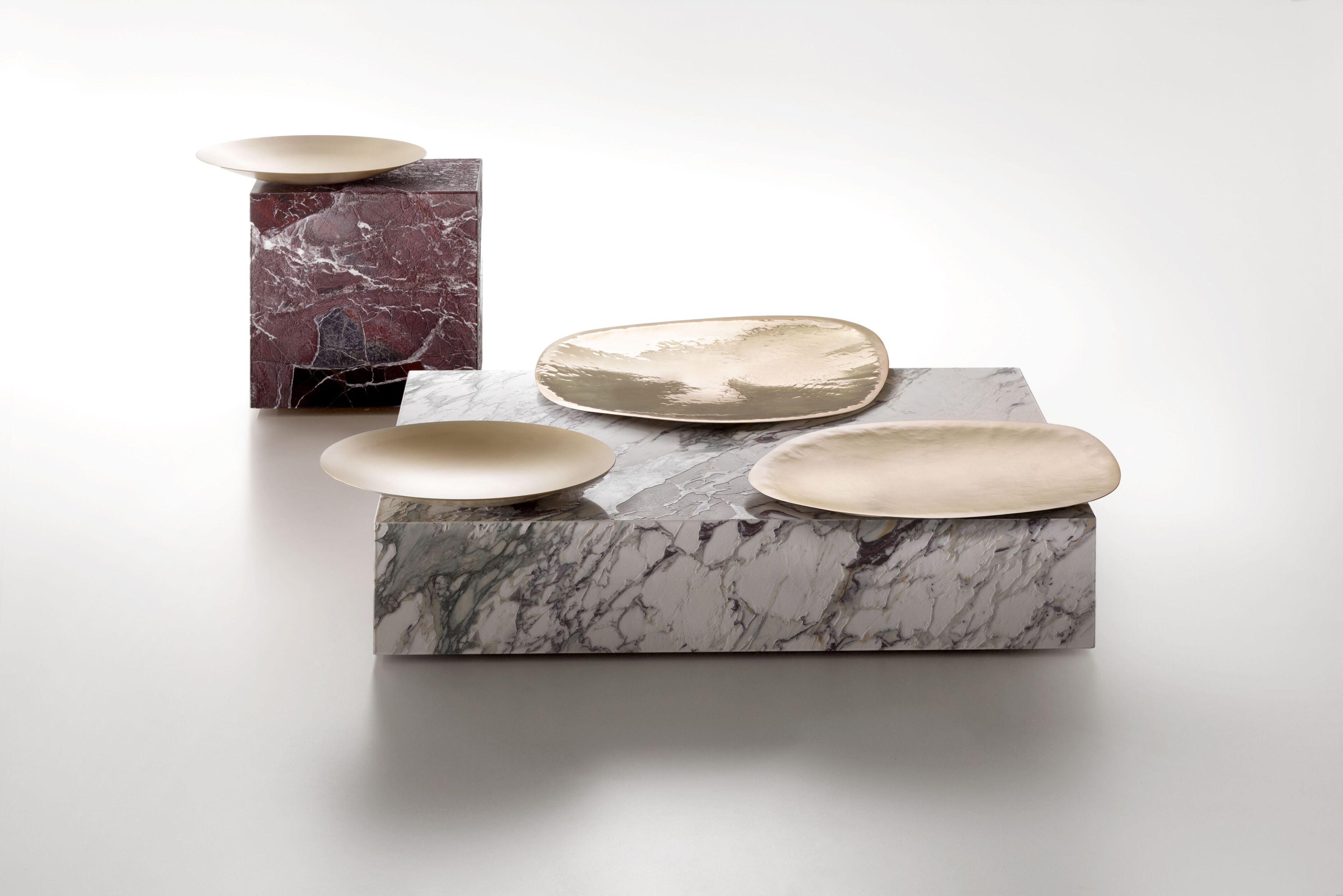 Мраморный монолитный журнальный столик с подносом DE CASTELLI Between Nature ARCH-00013307