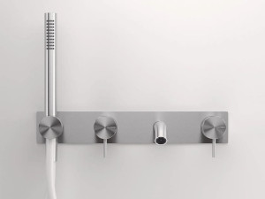 Настенный смеситель для ванны с ручным душем