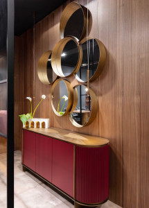 Деревянный шкаф с распашными дверями