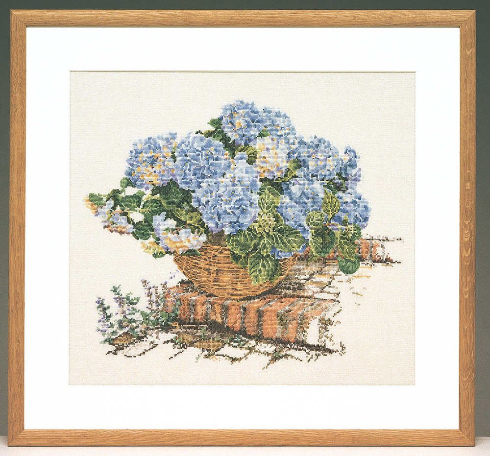 2046А Набор для вышивания Голубые гортензии 44 х 39 см Thea Gouverneur 