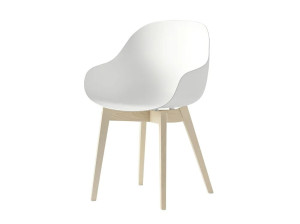 Стул из полипропилена с деревянными ножками