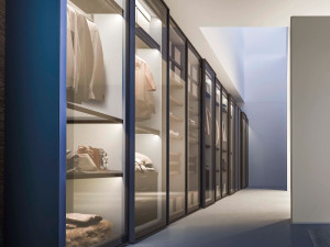 Шкаф из дерева и стекла с раздвижными дверями